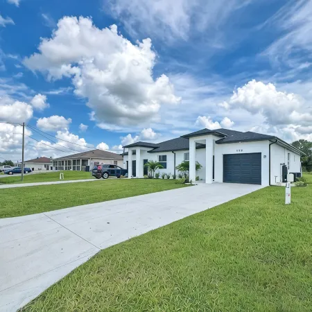 Charming 3-bedroom house in delightful Lehigh Acres with WiFi, AC