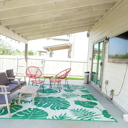 Charming 3-bedroom 6 beds. 2.5 bath. Pools access house with WiFi and AC in Kyle