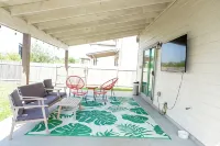Charming 3-bedroom 6 beds. 2.5 bath. Pools access house with WiFi and AC in Kyle