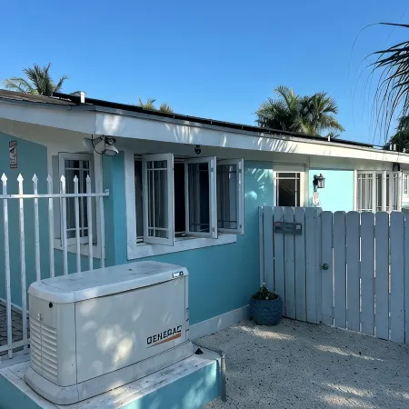 2-bedroom house in Nassau near downtown and the beach with Wi-Fi and AC