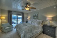 Lake Cottage on Deep Water w/ Incredible Views! Hot Tub/Pool Table/Dock/Kayaks - Boutique