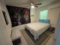 Private Tropical Oasis in Coastal Paradisew Fenced Yard. - Homestays