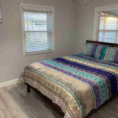 Charming 2-bedroom house with dock, AC, & Wifi. Enjoy kayaking2 min from beach Rooms
