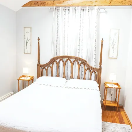 Large 5-Bed Modern Family Retreat with Kitchen & Free Parking Near Boston!