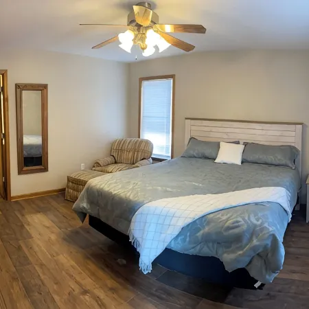 3-bedroom family friendly home on 4 acres near Hermann with WiFi, AC, deck