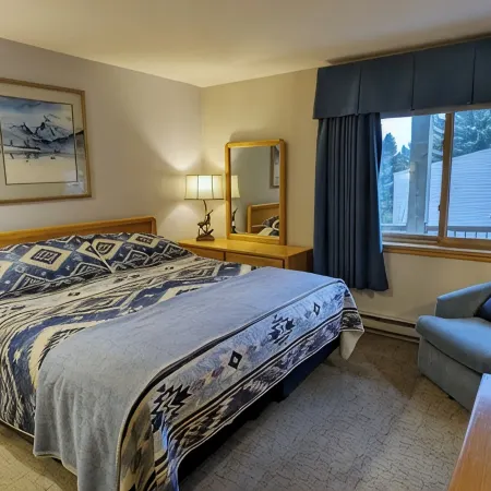 Luxury Condo w/ FREE WiFi, Parking, Heated Pool, Hot Tubs, Skier Shuttles