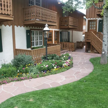 Aspen Core Designer 4 Bdrm, Walk to Everything , A/C, Parking