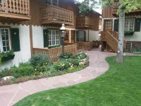 Aspen Core Designer 4 Bdrm, Walk to Everything , A/C, Parking