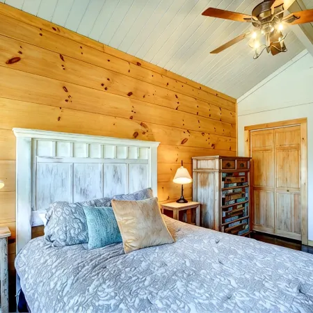 Beech Mtn: Walk to Slopes, Sleeps 9, Pet Friendly, Mountain Views, Cozy Retreat