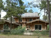 Authentic log in the heart of the pine forest for 10 people Hotels in Carcans