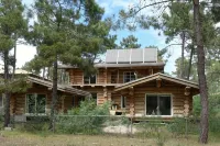 Authentic log in the heart of the pine forest for 10 people - 小木屋