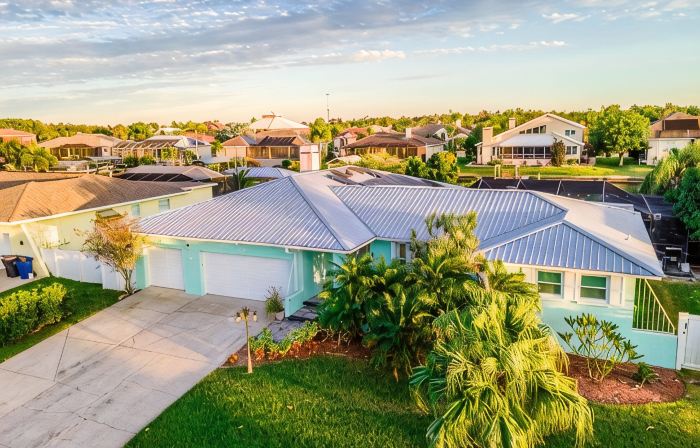 Luxury Palm Tree Two / 3 King Beds, Put Put Golf, Heated Pool, 7 Person Hot Tub