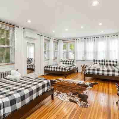 8 bedroom Manor - Hot Tub - Game Room - Fire Pit - Sleeps 22 Rooms