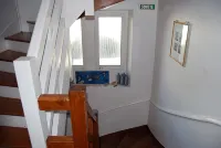Studio in house bordering the water, exceptional view over the harbour entrance - 民宿