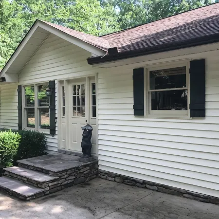 Beautiful Lake Front- Dock, Screened Porch, Clemson, Hiking, Kayaks, 5 Bedroom