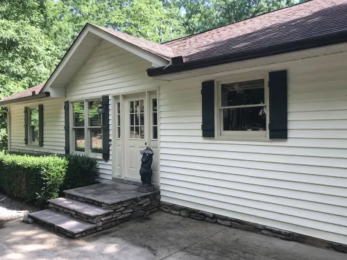 Beautiful Lake Front- Dock, Screened Porch, Clemson, Hiking, Kayaks, 5 Bedroom