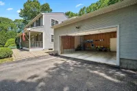 Misquamicut Beach House, Just 1 Mile From the Ocean! - Pools