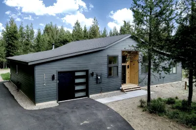 NEW BEND MODERN CHALET 14 MINUTES TO MT. BACHELOR! โรงแรมใน