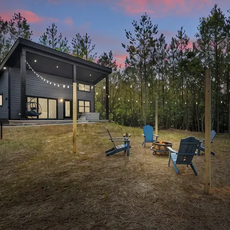 Charming 2-bedroom tiny home near wineries and hiking, with hot-tub.