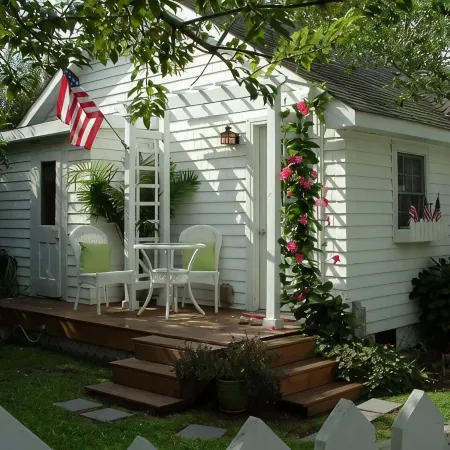 Beach cottage in the heart old town Manteo 0BX. welcome