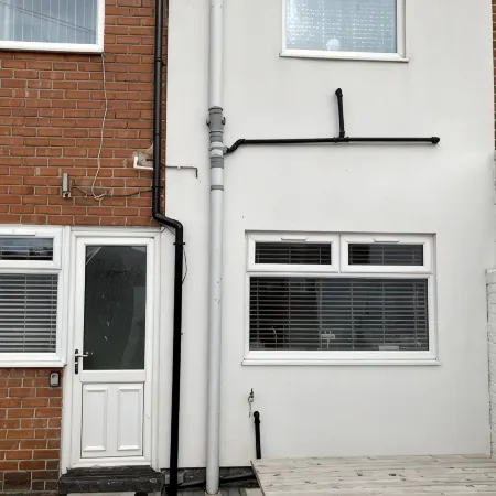 Spacious newly refurbished 3 bedroom home, close to the beach, dogs welcome.<br><br>