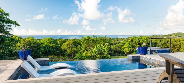 Tiny house on an acre with ocean view and private infinity pool. Hotele w: Vieques