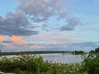 Peaceful River Retreat with Fireplace & Panoramic Views -  Privatzimmer