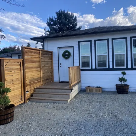 Newly renovated studio with farm and mountain view’s! 5 minutes to Jacksonville.