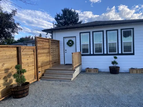 Newly renovated studio with farm and mountain view’s! 5 minutes to Jacksonville.