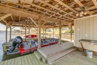 Newly renovated lakehouse sleeps 7 with boathouse, fenced yard and kayaks - Homestays