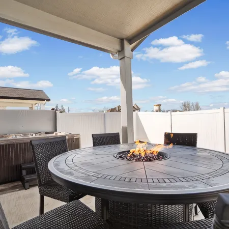 Modern Spacious Family Home w/ Hot Tub & Fire Pit