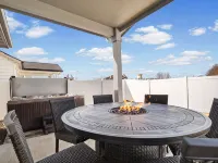 Modern Spacious Family Home w/ Hot Tub & Fire Pit - 4-Star