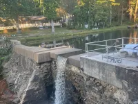 Tranquil Lakeside Waterfall Retreat-Summer is Upon us! 플랫 락 호텔