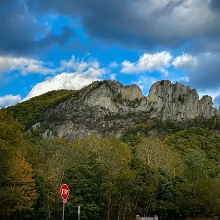 Cozy cabin in lovely Seneca Rocks WV with WiFi, smart TVs and jucuzzi tub