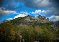 Cozy cabin in lovely Seneca Rocks WV with WiFi, smart TVs and jucuzzi tub
