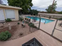 Quiet and Cozy Casita-One Mile from Nob Hill. - บังกะโล