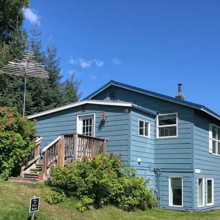 Historic HomeComfort, Convenience, and Views!