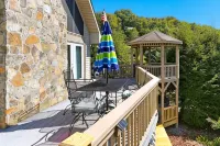 Luxury Mountaintop Views with Hot Tub - 1 min to town - Boutique