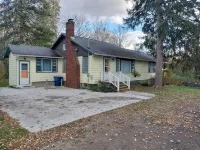Geneva on the Lake HOT SPOT, 3 bedrooms/ w loft,2 bath ,sleeps 8-10. Huge deck . - Wi-Fi