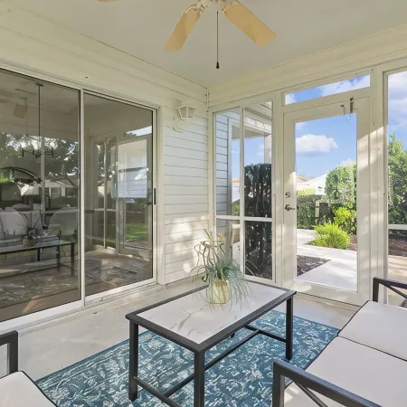 Updated 2 bedroom house The Villages, Walk to pool, 2 miles to SQ, Pet friendly
