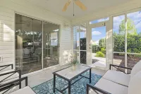 Updated 2 bedroom house The Villages, Walk to pool, 2 miles to SQ, Pet friendly - 4 estrellas