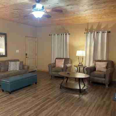 River Getaway in Historic Gruene. Walk to river, shops, restaurants, and more! Others