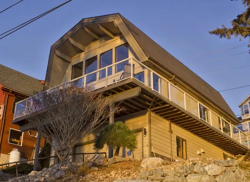 Cozy Camano Island Retreat & Gallery w/beach access.