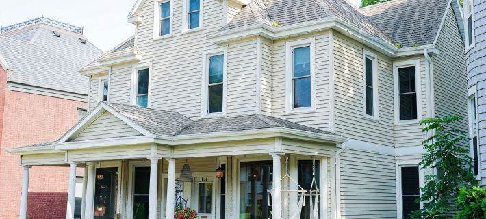 Impressive three bedroom on historic Fenelon Place Hotels in Dubuque County