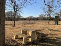 Modern farmhouse retreat between DFW and Houston. Hotele w: Freestone County