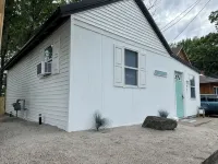 Adorable little beach house by the Surf Ballroom! Hotels in Clear Lake