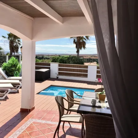 Modern villa on the golf course with stunning views, Wifi and heated pool