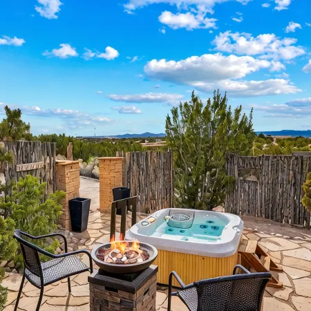 Beautiful Guest House in the Foothills: Fireplace, Hot Tub, Patio, Grill