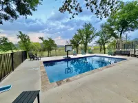Mustang Meadows: Luxury Texas Hill Country Retreat - Pools