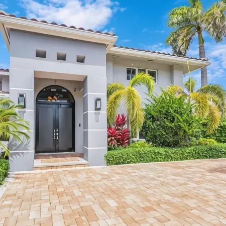 "Luxury waterfront mansion with large pool" Near clear water & sandy beaches !